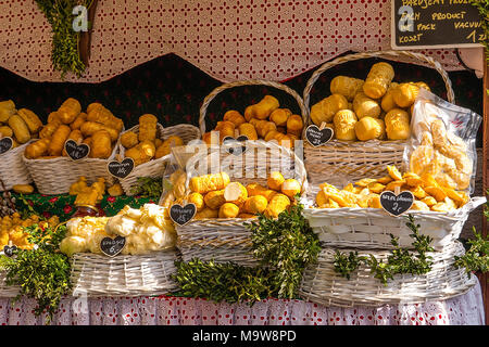 Oscypek - tradizionale formaggio affumicato fatta di salata di latte di pecora. Esclusivamente nei monti Tatra (Polonia). Oscypek è protetto nome commerciale. Foto Stock