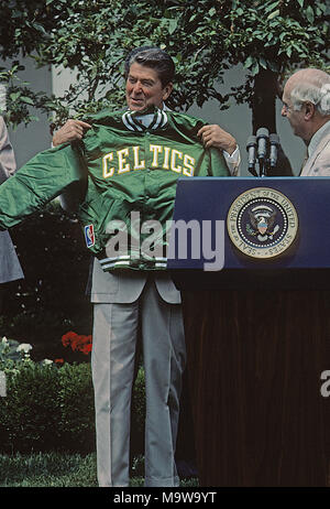 Washington DC., Stati Uniti d'America, 13 giugno 1984 il Presidente Ronald Reagan si incontra con il Boston Celtics, l'Associazione Nazionale di Pallacanestro campioni del mondo, nel giardino di rose. Coach Red Auerbach lo presenta con un team giacca. Credito: Mark Reinstein/MediaPunch Foto Stock