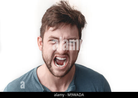 Uomo isolato sul muro bianco emozioni concetto urlando Foto Stock