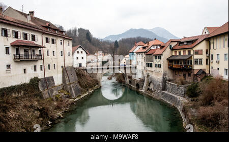 Fiume e architettura Skofja Loka Slovenia Foto Stock