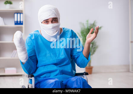 L uomo che soffre di più le ossa rotte e fratture Foto Stock