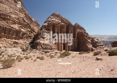 Il monastero di Petra (El Deir / Ad Deir in arabo). La monumentale struttura è scavata nella montagna di nobili e sorge a 45 metri di altezza. Foto Stock