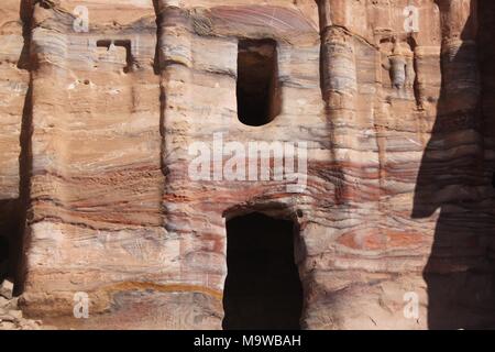 El Deir (Ad Deir) il monastero di Petra. La monumentale struttura è scolpito nella roccia della montagna e misura circa 45 metri alta. Foto Stock