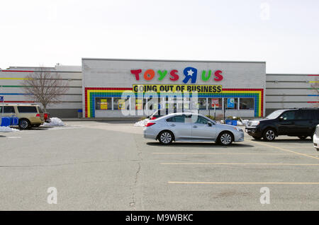 TOYS R US store a Kingston, Massachusetts, STATI UNITI D'AMERICA con andando fuori del banner aziendale su esterno ingresso storefront adottate il 27 marzo 2018 Foto Stock