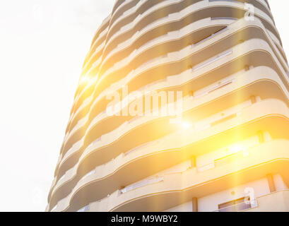 Frammento di edificio moderno con sunbeam Foto Stock
