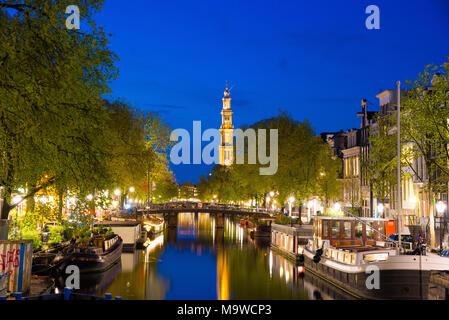 Vista serale sulla Chiesa Occidentale dal canale Prinsengracht in Amsterdam, Paesi Bassi Foto Stock