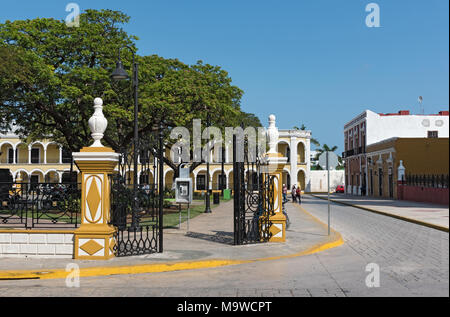 Parco Indipendenza con il giallo palazzo culturale di San Francisco de Campeche, Messico Foto Stock