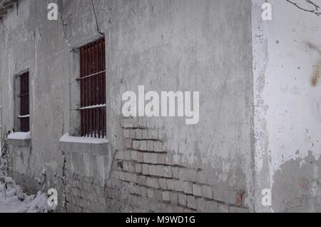 Windows isolato con reticolo di ferro e mattoni rovinato parete (Pesaro) Foto Stock