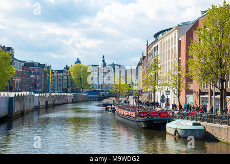 Amsterdam, Paesi Bassi - 19 Aprile 2017: straordinarie canali di Amsterdam e tipiche case olandesi in capitale dei Paesi Bassi, Europa Foto Stock