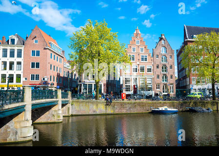 Amsterdam, Paesi Bassi - 19 Aprile 2017: straordinarie canali di Amsterdam e tipiche case olandesi in capitale dei Paesi Bassi, Europa Foto Stock