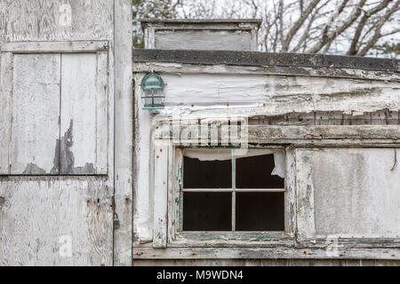 Vecchia struttura fatiscente sul punto di cadere nel long island ny Foto Stock