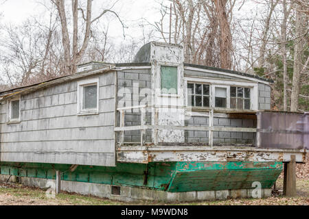 Vecchia struttura fatiscente sul punto di cadere nel long island ny Foto Stock