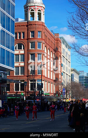 Procedura guidata di Washington Basketball Cheerleaders in sfilata Foto Stock