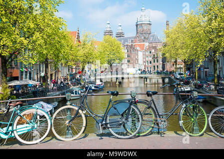 Amsterdam, Paesi Bassi - 20 Aprile 2017: bicicletta sulla via della città di fiume ponte canale di Amsterdam Foto Stock