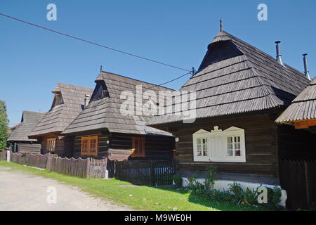 Una fila di vecchie case di legno con tetti di scandole in villaggio Terchova, a nord-ovest della Slovacchia Foto Stock