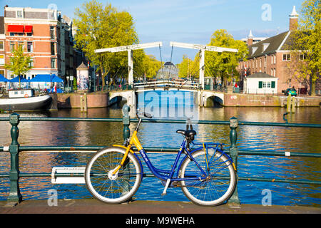 Amsterdam, Paesi Bassi - 19 Aprile 2017: bicicletta sulla via della città di fiume ponte canale di Amsterdam. Foto Stock