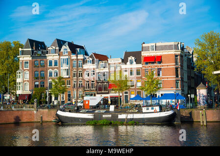 Amsterdam, Paesi Bassi - 19 Aprile 2017: classica veduta di Amsterdam. Galleggianti in barca sul canale sullo sfondo delle case olandesi. Scena urbana. Foto Stock