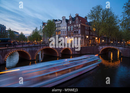 Scena notturna in uno dei molteplici canali di Amsterdam, Paesi Bassi Foto Stock