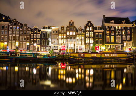 Scena notturna in uno dei molteplici canali di Amsterdam, Paesi Bassi Foto Stock