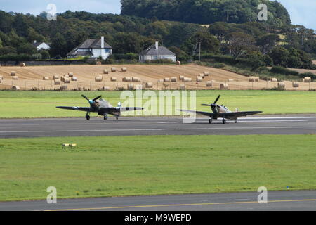 Il Supermarine Spitfire IIa (P7350) e Hawker Hurricane IIc (PZ685) del Battle of Britain Memorial Flight, presso l'Aeroporto di Prestwick in 2016. Foto Stock