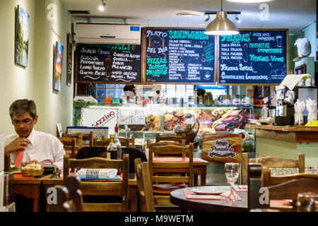 Buenos Aires Argentina,Recoleta,Magazzino deli market bar, tapas,ristorante ristoranti ristorazione mangiare fuori cafe cafe bistrot, interno, c Foto Stock