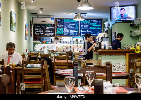 Buenos Aires Argentina, Recoleta, Magazzino deli market bar, tapas, ristorante ristoranti cibo pranzo caffè, interno, sala da pranzo, tavoli, uomo ma Foto Stock