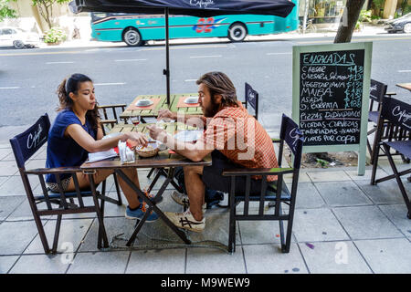 Buenos Aires Argentina, Recoleta, Magazzino deli market bar, tapas, ristorante ristoranti ristorazione mangiare fuori caffè caffè bistrot, al fresco, sidewal Foto Stock