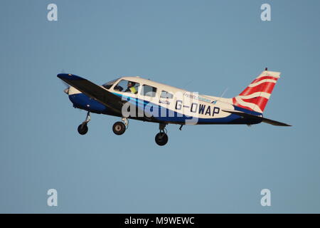 G-OWAP, un Piper PA-28-161 Guerriero II azionato da Tayside Aviation, presso l'Aeroporto di Prestwick in Ayrshire.