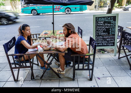 Buenos Aires Argentina, Recoleta, Magazzino deli market bar, tapas, ristorante ristoranti ristorazione mangiare fuori caffè caffè bistrot, al fresco, sidewal Foto Stock