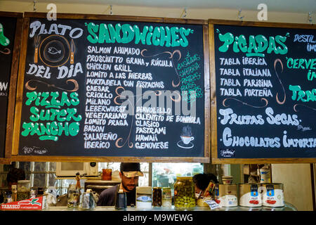 Buenos Aires Argentina, Recoleta, Magazzino deli market bar, tapas, ristorante ristoranti cibo pranzo caffè caffè, interno, ristoranti, menu lavagna,s Foto Stock