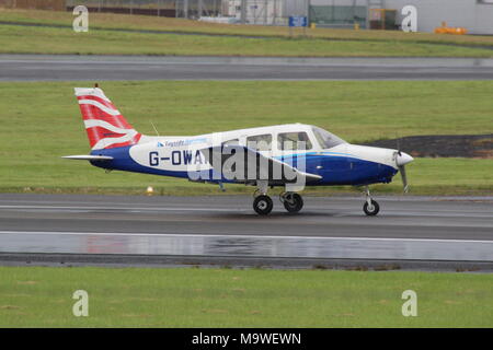 G-OWAP, un Piper PA-28-161 Guerriero II azionato da Tayside Aviation, presso l'Aeroporto di Prestwick in Ayrshire.
