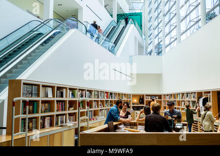 Buenos Aires Argentina,Buenos Aires Museo d'Arte Latinoamericana MALBA Museo de Arte Latinoamericana,interno,negozio,shopping shopper shopping shop Foto Stock