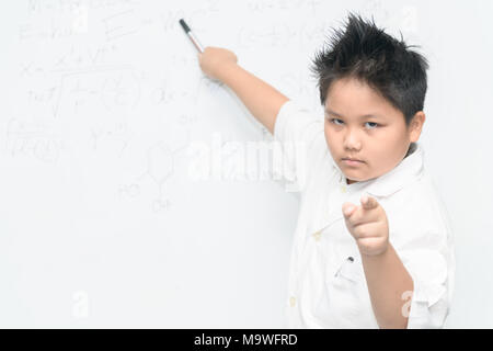 Scolding scienziato boy su bianco borad con equazione scientifica, di scienza e di concetto education Foto Stock