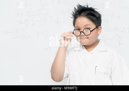 Scienziato Happu boy usura borad glasseshite con equazione scientifica, di scienza e di concetto education Foto Stock