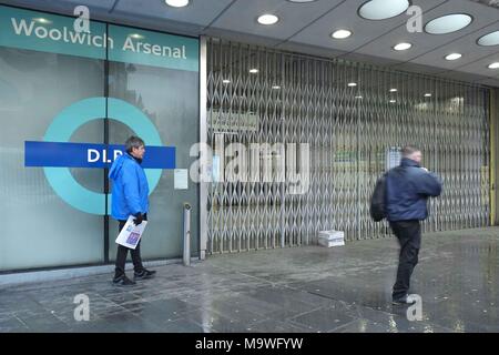 Londra, Regno Unito. 28 Mar, 2018. Una 48 ore di sciopero da RMT personale dell'Unione inizia a Londra, nel Regno Unito il 28 marzo 2018 sulla Docklands Light Railway. Lo sciopero si svolge sulle condizioni di lavoro. Credito: Claire Doherty/Pacific Press/Alamy Live News Foto Stock