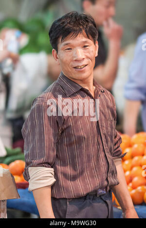 Pechino-aprile 30, 2008. Mercato maschio distributore vende frutta sul mercato tradizionale. Molti vecchi mercati tradizionali verrà arrestato dal governo. Foto Stock