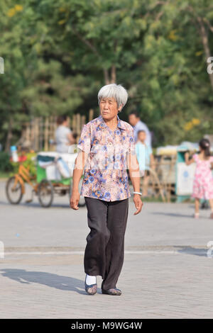 Pechino-Giugno 20, 2015. Senior donna cinese passeggiate in un parco. Alcune stime mette la Cina del numero di anziani a più grande al mondo. La Cina potrebbe avere u Foto Stock