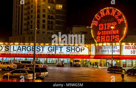 Insegna al neon per il Bonanza Dono e negozi di souvenir. Las Vegas, Narvarda, U.S.A. Foto Stock