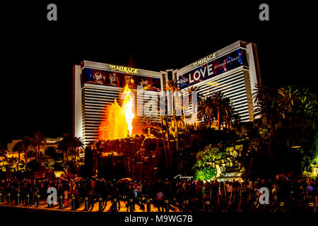 Mirage Vulcano visto dal Big Red Bus Tour di notte. Las Vegas, Narvarda, U.S.A. Foto Stock