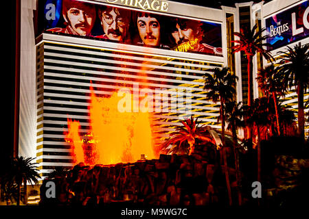 Mirage Vulcano visto dal Big Red Bus Tour di notte. Las Vegas, Narvarda, U.S.A. Foto Stock