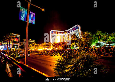 Mirage Vulcano visto dal Big Red Bus Tour di notte. Las Vegas, Narvarda, U.S.A. Foto Stock