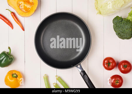 La frutta e la verdura fresca vintage e di confine frypan vuota Foto Stock