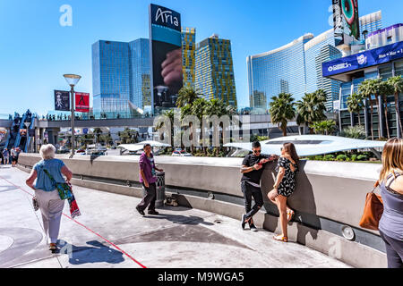 A piedi la striscia per guardare la gente, Las Vegas, Narvarda, U.S.A. Foto Stock