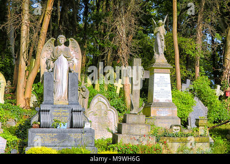 Angelo interessanti monumenti e altri presso il cimitero di Highgate, Londra Foto Stock