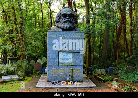 Tomba di Karl Marx al cimitero di Highgate, Londra Foto Stock