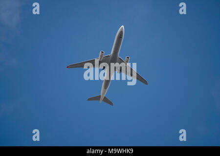 Aereo passeggeri al cielo da direttamente al di sotto Foto Stock