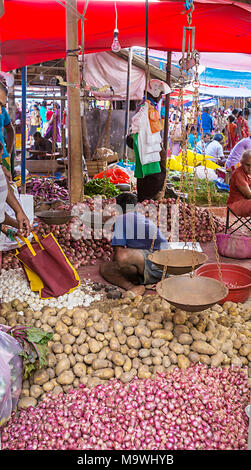 GALLE, SRI LANKA - 18 febbraio: tradizionale mercato di strada in Sri Lanka. Street Market è il componente di tradizionali dello Sri Lanka cultura. Foto Stock