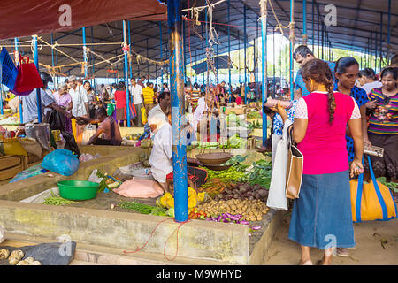 GALLE, SRI LANKA - 18 febbraio: tradizionale mercato di strada in Sri Lanka. Street Market è il componente di tradizionali dello Sri Lanka cultura. Foto Stock