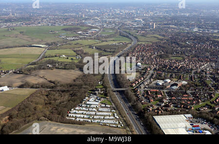 Vista aerea del M621 in direzione nord-est in Leeds dalla Junction 27 della M62, West Yorkshire, Regno Unito Foto Stock