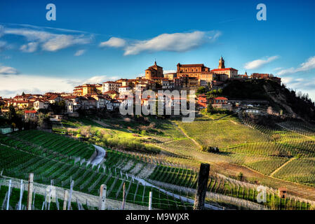 La Morra (Unesco World H. sito), nelle Langhe. Il comune con la più grande estensione di vigneti coltivati con le uve Nebbiolo da Barolo. Foto Stock